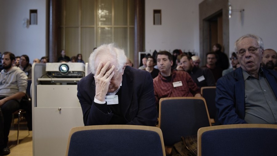 Fisikawan George Ellis (tengah) dan Joe Silk (kanan) di Ludwig Maximilian University, Munich, 7 Desember 2015. (Laetitia Vancon untuk Quanta Magazine)